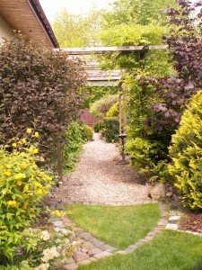 Pergola na żwirowej  rabacie